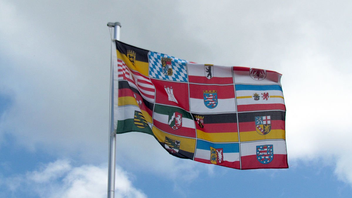 Einzelne Flagge mit vielen Flaggen der Bundesländer. 
