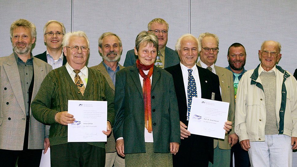 Gruppenfoto mit Menschen die 2006 erstmalig als Ehrenmitglied geehrt wurden.ten