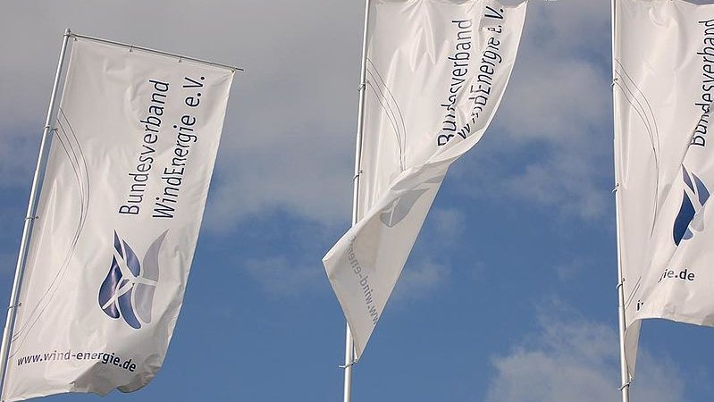 Flaggen auf dem das Logo des BWE zu sehen ist.